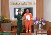 Da Nang’s border guard returns lost property to Chinese crew-member